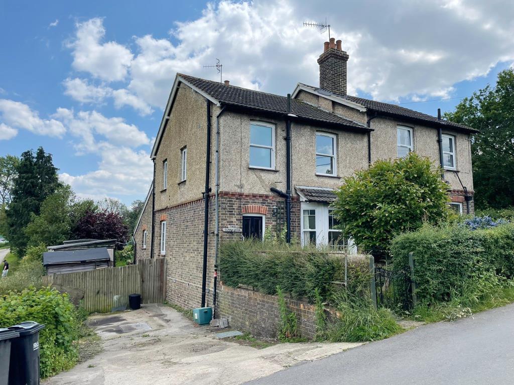 Lot: 70 - SEMI-DETACHED HOUSE FOR IMPROVEMENT - Front of property
